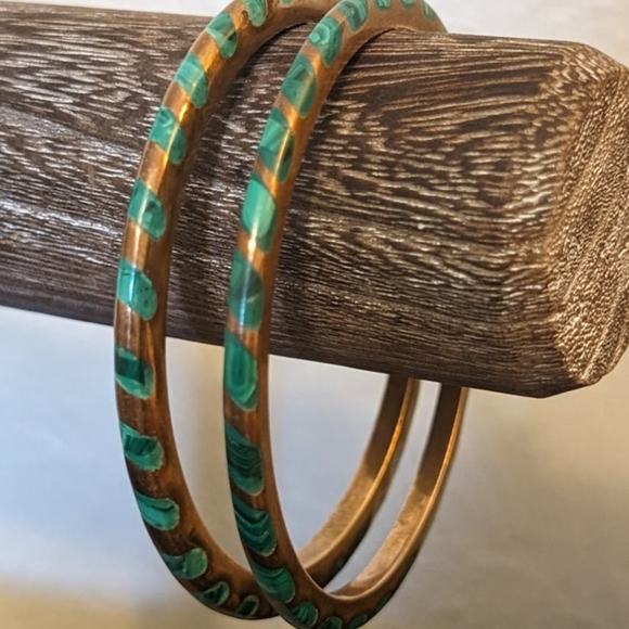Vintage Thin Malachite Inlaid Brass Metal Bangle Bracelet Set of Two - Picture 4 of 6